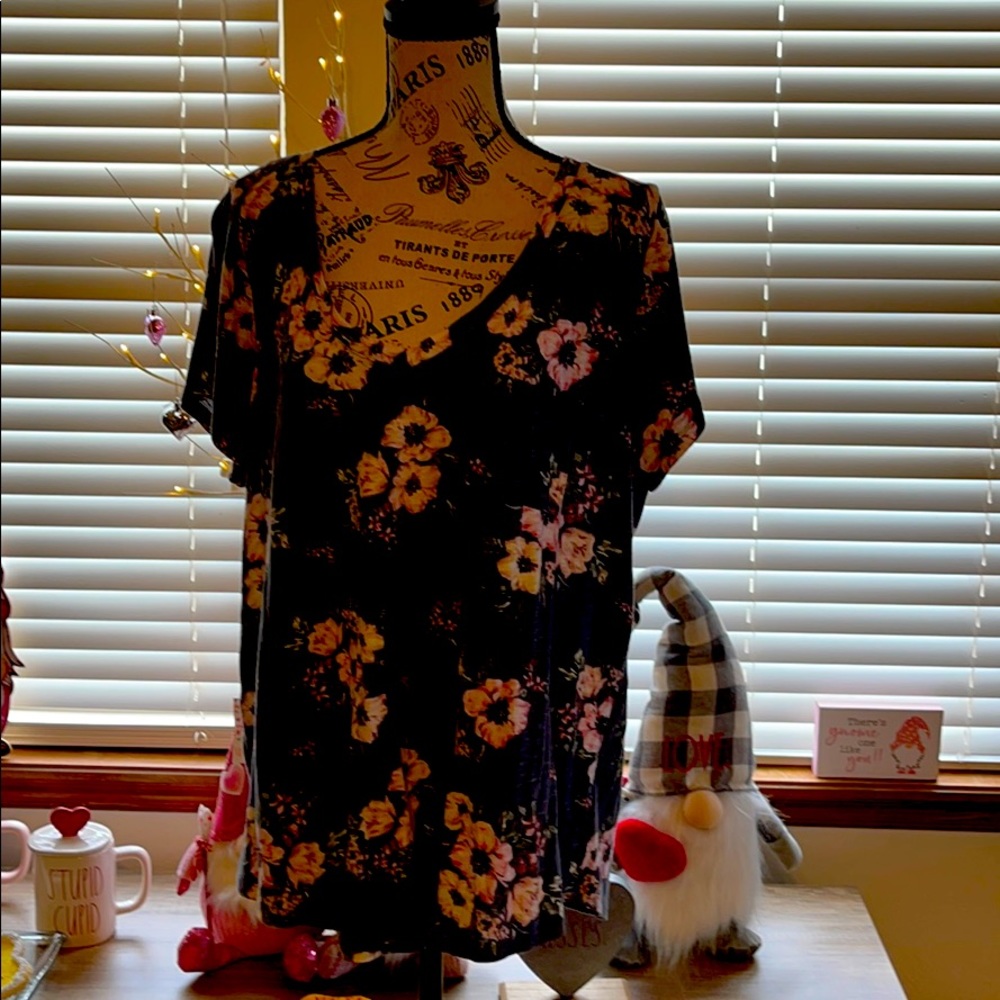 Torrid shirt barely worn size 2
